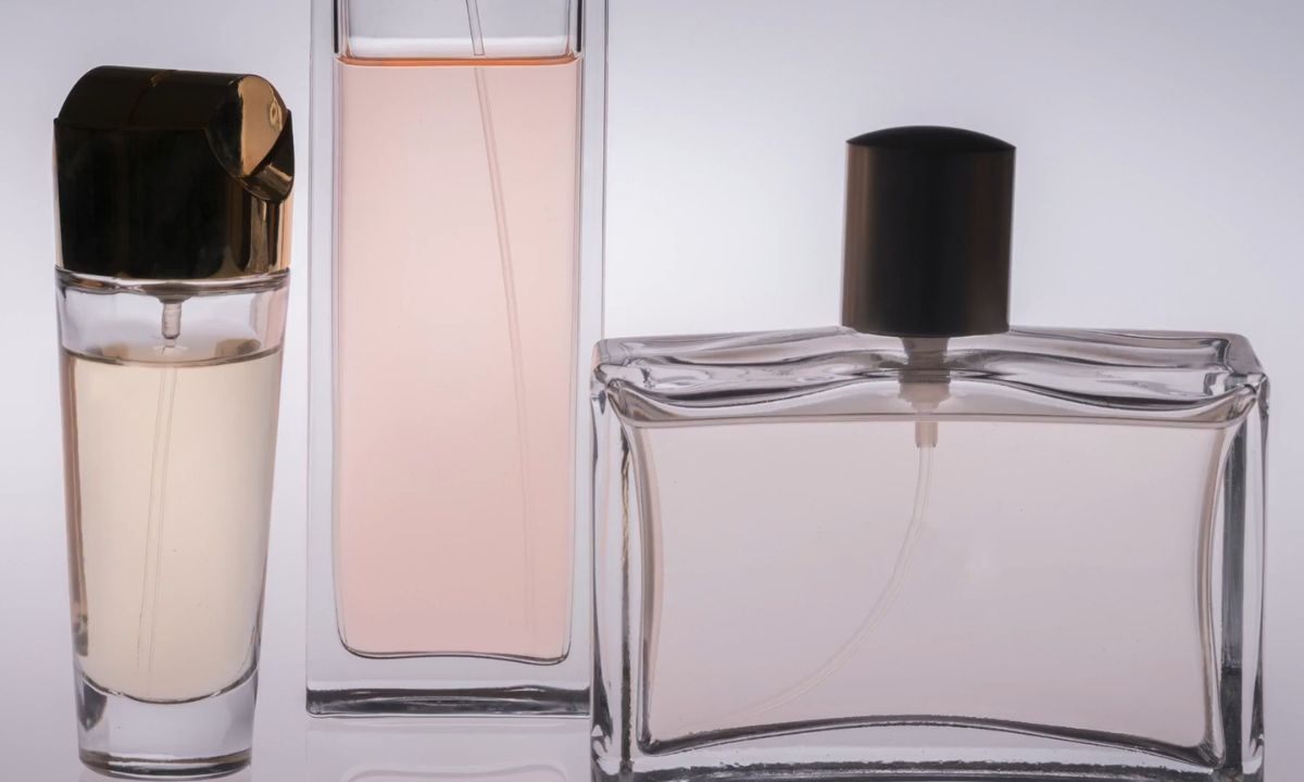 prikaz tri bočice zenskog parfema